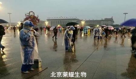 游客為環衛工打傘