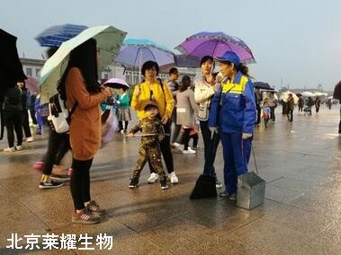 游客為環衛工打傘